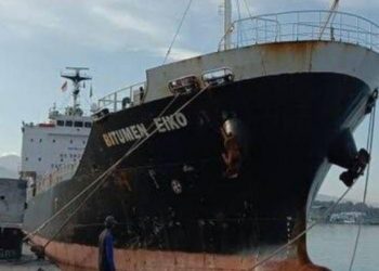 Kapal berbendera Singapura, MT Bitumen Eiko yang membersihkan limbahnya di Batam pertengahan Agustus 2021. (Foto: Arsip narasumber}