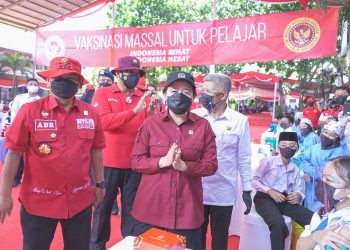 Ketua DPR RI Puan Maharani (topi hitam) saat meninjau Vaksinasi Massal untuk Pelajar di SMKN I Cibinong, Bogor, Rabu, 29 September 2021.
