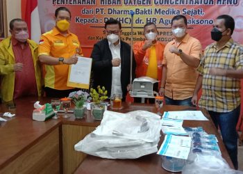 Ketua Majelis Pertimbangan Kosgoro 1957 HR Agung Laksono  (jaket hitam) didampingi Ketua Umum PPK Kosgoro 1957 Dave AF Laksono (dua dari kiri) berfoto bersama usai menerima bantuan hibah alat kesehatan, Sabtu, 31 Juli 2021.