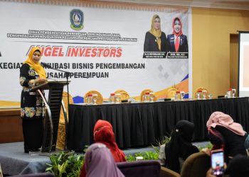 Ketua TP-PKK Provinsi Kepri, Dewi Kumalasari Ansar saat membuka acara Inkubasi Bisnis Pelaku Usaha Perempuan Kepri tahun 2021 di Hotel Aston Tanjungpinang, Kamis, 30 September 2021. (Foto: Ist)