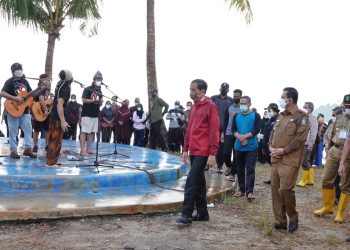 HRS Band saat tampil di depan Presiden RI, Joko Widodo yang berkunjung ke Batam, Kepulauan Riau untuk menanam bibit bakau di Pulau Setokok, Bulang Batam, Selasa, 28 September 2021. (Foto: Ist)