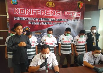 Lima pelaku penyeludup PMI ilegal tujuan Malaysia yang diamankan Polda Kepri, Senin, 13 September 2021 kemarin di Tanjung Uban, Bintan, Kepulauan Riau. (Foto: Fathur Rohim)