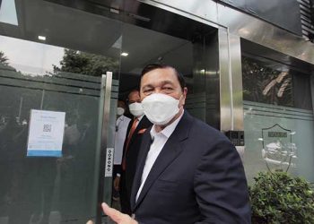 Menteri Koordinator Bidang Kemaritiman dan Investasi (Menko Marves) Luhut Binsar Pandjaitan tiba di Direktorat Reserse Kriminal Khusus Polda Metro Jaya, Jakarta, Senin (27/9/2021). Luhut Binsar Pandjaitan memenuhi undangan Polda Metro Jaya untuk memberikan klarifikasi laporannya terhadap Haris Azhar dan Fatia Maulidiyanti terkait dugaan pencemaran nama baik. ANTARA FOTO/Reno Esnir/pras.