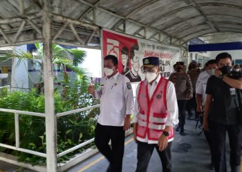 Menteri Perhubungan (Menhub) RI, Budi Karya Sumadi bersama Gubernur Kepulauan Riau, Ansar Ahmad saat meninjau Pelabuhan Ferry Batam Center, Batam, Kepulauan Riau, Kamis, 16 September 2021. (Foto: Fathur Rohim)