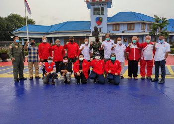 Para atlet lima cabang olahraga yang bernaung di bawah Federasi Aero Sport Indonesia (FASI) DKI Jakarta berfoto bersama Selasa, 14 September 2021, usai acara pelepasan untuk berlaga dalam Pekan Olahraga Nasional (PON) XX Papua.