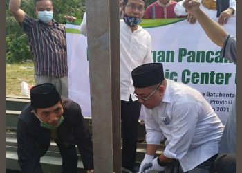Pemasangan pancang konstruksi baja Gedung Islamic Center Cihideung dilakukan Pendiri Yayasan Al-Mujahidin Cihideung Cimanuk (YAMCC) KH Yaya Barhaya (kiri) dan Ketua Dewan Pembina YAMCC KH Ade Salamun (kanan), Sabtu, 18 September 2021.