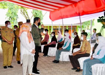 Presiden didampingi Ibu Iriana Joko Widodo saat meninjau langsung kegiatan vaksinasi bagi pelajar di SMA Negeri 3 Wajo, Kabupaten Wajo, Kamis, 9 September 2021.