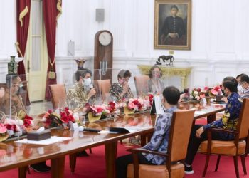 Presiden Joko Widodo (kanan) saat menerima Komite Festival Film Indonesia (FFI) 2021 di Istana Merdeka, Jakarta, Senin, 6 September 2021.