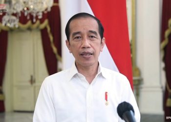 Presiden Joko Widodo saat memberikan keterangan terkait harga PCR, di Istana Merdeka, Jakarta, Minggu, 15 Agustus 2021.