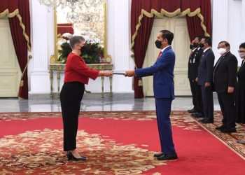 Presiden Joko Widodo saat menerima surat kepercayaan dari Nikki Penelope Williams PSM, Duta Besar LBBP Persemakmuran Australia di Ruang Kredensial, Istana Merdeka, Jakarta, Rabu, 1 September 2021.