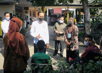 Presiden Joko Widodo saat meninjau kegiatan vaksinasi Covid-19 di SLB (Sekolah Luar Biasa) Negeri 1 Kabupaten Bantul, Yogyakarta Jumat 10 September 2021.