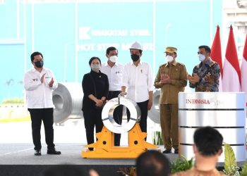 Presiden Joko Widodo (topi putih) didampingi Ketua DPR Puan Maharani saat Peresmian Hot Strip Mill #2 PT Krakatau Steel (Persero) TBK di Kota Cilegon, Provinsi Banten, Selasa, 21 September 2021.
