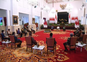 Presiden Joko widodo saat berdialog dengan perwakilan Perhimpunan Insan Perunggasan dan Peternak Ayam Petelur, di Istana Negara, Jakarta. Rabu, 15 September 2021.