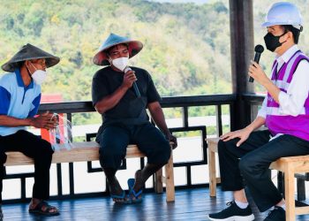 Presiden Jokowi  melakukan dialog dengan petani di Bendungan Bendo, Kabupaten Ponorogo pada Selasa 7 September 2021.