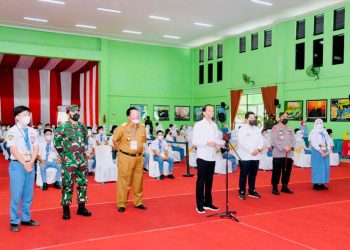 Presiden Jokowi sebelum meresmikan Bendungan Way Sekampung, dalam kunjungan kerja ke Provinsi Lampung, Kamis, 2 September 2021 juga meninjau pelaksanaan vaksinasi bagi pelajar, mahasiswa dan masyarakat.