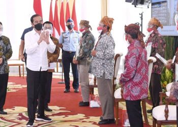 Presiden Jokowi didampingi Menteri ATRBPN, Sofyan Djalil (kiri) menyerahkan Sertipikat Redistribusi Tanah Objek Reforma Agraria kepada sejumlah masyarakat di Istana Kepresidenan Bogor, Jawa Barat, Rabu, 22 September 2021.