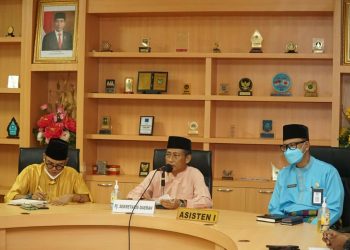 Sekretaris Daerah Provinsi Kepri, Lamidi saat menerima rombongan mahasiswa dari Kabupaten Lingga, di ruang rapat lantai 3 kantor Gubernur, Dompak, Tanjungpinang. (Foto: Ist)