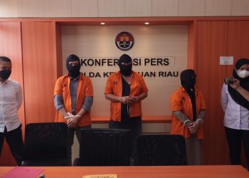 Tiga pengusaha yang terlibat kasus pencucian uang kredit bank plat merah.