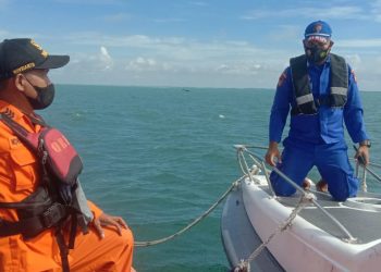 Tim SAR gabungan melakukan pencarian Ujang (40) warga Galang, Batam, Kepulauan Riau, yang dinyatakan hilang di perairan Tanjungpinang, Selasa, 31 Agustus 2021. (Foto: Ist)