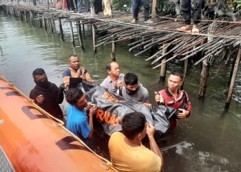 Tim SAR gabungan mengevakuasi jasad Ujang (40) warga Galang, Batam, Kepulauan Riau,yang sempat dinyatakan dinyatakan hilang di perairan Tanjungpinang, Selasa, 31 Agustus 2021. (Foto: ist)