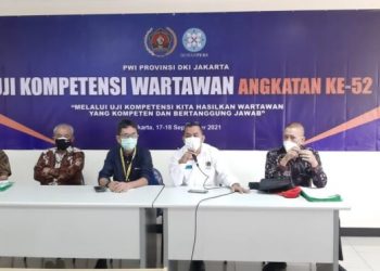 Pimpinan PWI Jaya di hadapan para peserta UKW Angkatan 52 pada Jumat, 17 September 2021.