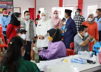 Wakil Gubernur Kepulauan Riau, Marlin Agustina meninjau vaksinasi bagi warga binaan pemasyarakatan (WBP) di Lapas Kelas II A Batam, Jumat, 10 September 2021.
