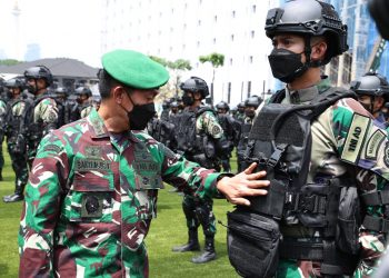 Wakil Kepala Staf Angkatan Darat (Wakasad), Letjen TNI Bakti Agus Fadjari, menginspeksi prajurit saat pelepasan 200 personil TNI AD untuk diberangkatkan ke Darwin Australia  mengikuti Latihan Bersama (Latma) Wirajaya Ausindo 2021.