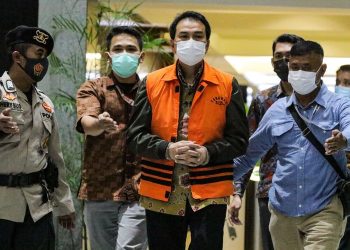 Wakil Ketua DPR Azis Syamsuddin (rompi oranye), Sabtu, 25 September 2021 dini hari, digiring ke tempat tahanan, setelah KPK menetapkan sebagai tersangka korupsi.
