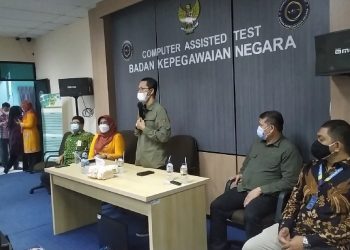 Wali Kota Batam, Amsakar Achmad meninjau proses Seleksi Kompetisi Dasar (SKD) Calon Pegawai Negeri Sipil (CPNS) 2021 di Kota Batam, Kamis, 2 September 2021. (Foto: Fathur Rohim)