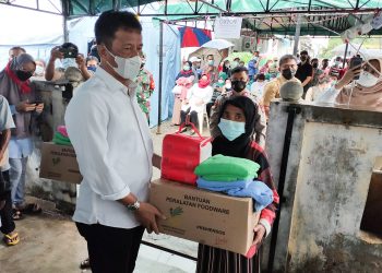 Wali Kota Batam, Muhammad Rudi, saat menyerahkan bantuan. (Foto: SIR)