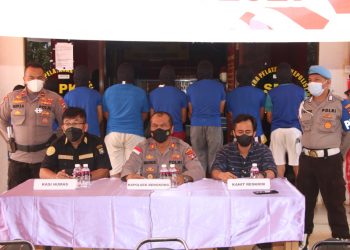 Polisi menggelar konferensi pers tindak pidana pencurian kendaraan bermotor. Foto: Humas Polresta Barelang