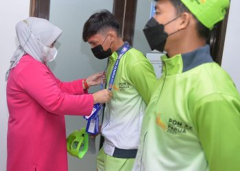 Wakil Gubernur Kepri, Marlin Agustina melepas atlit futsal Kepri yang akan bertanding di PON XX Papua, di Bandara Hang Nadim, Batam, Sabtu, 4 September 2021. (Foto: Ist)