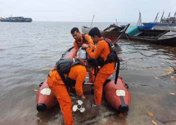 Petugas saat sedang bersiap mencari korban. Foto: Humas Basarnas