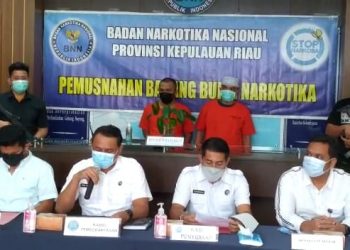 BNNP Kepri saat menggelar konferensi pers penangkapan kedua pelaku. Foto: SIR