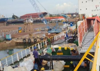 Para pekerja saat mengemas limbah dari MT Bitumen Eiko. (Foto: Arsip narasumber)