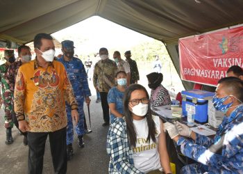 Gubernur Kepulauan Riau, Ansar Ahmad saat meninjau vaksinasi yang diselenggarakan oleh Komando Operasi TNI AU I – Pangkalan TNI AU Raja Haji Fisabilillah ,Tanjungpinang, Sabtu, 18 September 2021. (Foto: Humas Pemprov)