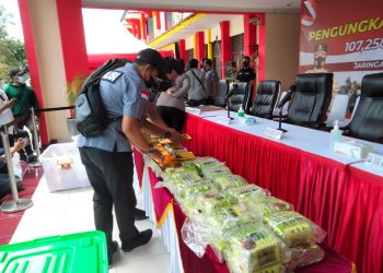 Barang bukti sabu-sabu yang diamankan polisi dari atas kapal pesiar yang melintas di Batam. (Foto: Fathur Rohim)