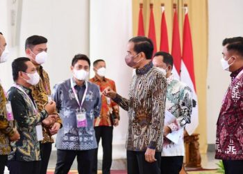 Presiden menyapa sejumlah peserta Apkasi Otonomi Expo 2021 di Istana Bogor, Rabu, 20 Oktober 2021.