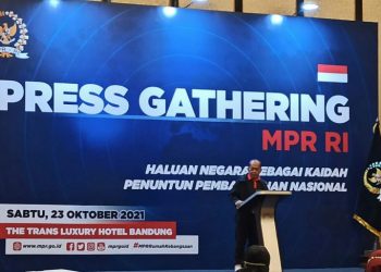 Wakil Ketua MPR RI Syarief Hasan berbicara dalam Press Gathering di Bandung, Sabtu, 23 Oktober 2021.