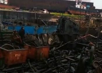 Proses pengangkatan besi tua di PT Batamitra Sejahtera. (Foto: Arsip narasumber)