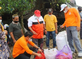 Foto kiriman anggota DPR RI kunjungi para petani cabai di Kecamatan Padang Batung, Kabupaten Hulu Sungai Selatan, Kalimantan Selatan (Kalsel).