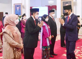 Presiden Jokowi menyampaikan ucapan selamat kepada para dubes yang baru dilantik di Istana Negara.