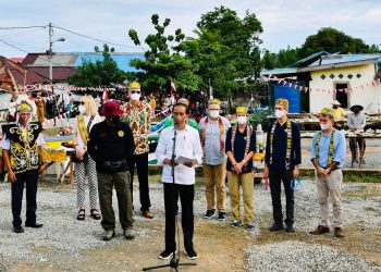 Presiden Jokowi disaksikan sejumlah Duta Besar, memberikan keterangan pers seusai peninjauan vaksinasi door to door di Kelurahan Karang Rejo, Kota Tarakan, Selasa, 19 Oktober 2021.