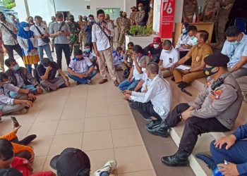 Para buruh yang menggelar aksi unjuk rasa di Kantor Pemerintah Kota Batam. (Foto: SIR)