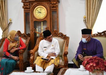 Gubernur Kepulauan Riau, Ansar Ahmad membahas sejumlah persoalan dengan Bupati Karimun, Aunur Rafiq. (Foto: Humprov Kepri)