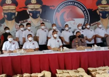 Kapolda Metro Jaya Irjen Fadil Imran menggelar jumpa pers di Mapolda, tentang  pengungkapan kasus ganja seberat 1,370 ton jaringan Aceh-Medan-Jakarta, senilai hampir Rp7 miliar.