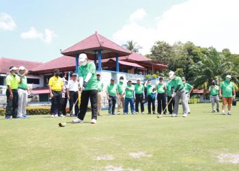 Gubernur Kepulauan Riau, Ansar Ahmad saat memukul bola golf tanda dibukanya Nongsa Cup, Golf Tournament, 24-25 Oktober 2021 bertempat di Tering Bay Golf dan Country Club Batam, Minggu, 24 Oktober 2021. (Foto: Humprov Kepri)