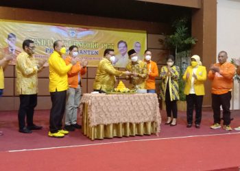 Ketua Majelis Pertimbangan Kosgoro 1957 HR Agung Laksono menyerahkan potongan tumpeng HUT Partai Golkar ke-57 kepada Wakil Gubernur Banten Andika Hazrumy, usai pembukaan Musda Kosgoro Provinsi Banten yang dilaksanakan di Kota Cilegon, Kamis, 21 Oktober 2021.