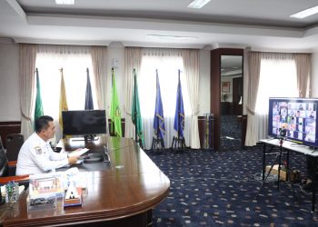 Gubernur Kepulauan Riau, Ansar Ahmad saat membuka kegiatan webinar nasional Universitas Batam dari ruang kerjanya di lantai 4, Kantor Gubernur, Dompak, Tanjungpinang, Jumat, 8 Oktober 2021. (Foto: Humprov Kepri)