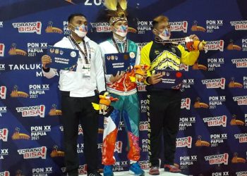 Para peraih medali cabor Gulat PON XX Papua berfoto bersama, Selasa, 12 Oktober 2021 di GOR Head Sai, Merauke, Papua.